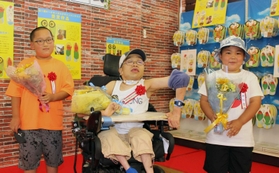 受賞作品をデザインした（左から）箱崎海君、松浦愛夢さん、中須廉斗君＝アグロガーデン神戸駒ヶ林店