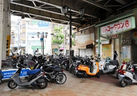 歩道の大半を占拠する自転車やバイク＝神戸市中央区元町高架通