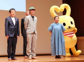 記念イベントに登場した臼井真さん（左）と歌を披露した早瀬直久さん（中央）ら＝神戸市中央区熊内橋通７、神戸芸術センター