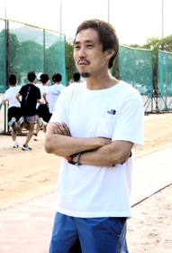 自らも目指した五輪の舞台で、陸上の監察員を務める井上洋佑さん＝神戸市長田区池田谷町２、長田高校
