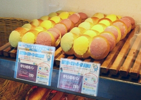 パンのプライスカードは生田署員が作成した＝神戸市中央区北長狭通２、イスズベーカリー生田ロード店