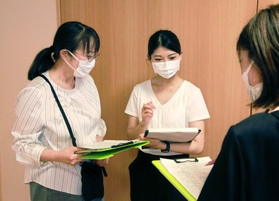 クラスターが発生した施設で、換気や消毒の頻度など感染症対策を確認する保健師＝神戸市内