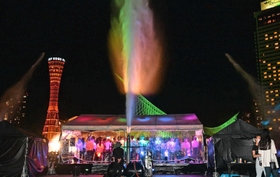 空高く上がった水柱と光で演出されたステージ＝メリケンパーク（撮影・坂井萌香）