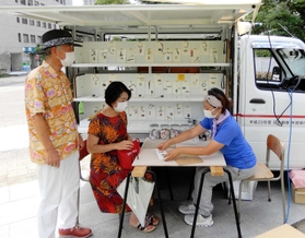 東日本大震災の被災地・岩手で活躍し、今後は神戸のまちづくりに役立てられることになった「えほんカー」＝神戸市中央区、東遊園地