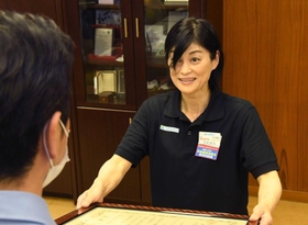 神戸新聞next 神戸 弁当に髪の毛が入っていた 苦情の電話不審に思い 詐欺被害防いだファミマ店長