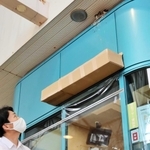 巣の下に駅員が取り付けた段ボール＝神戸市須磨区緑台、市営地下鉄総合運動公園駅