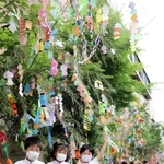 ササ飾りに胸を躍らせる園児たち＝神戸市垂水区北舞子２、かすがこども園