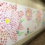 公募した赤ちゃんの手形で「花」を表現したアート作品＝神戸市中央区御幸通８、三宮・花時計前駅