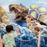須磨海岸で拾ったプラスチックごみで、高校生らが作った「プラごみガメ」＝神戸市中央区港島中町７、バンドー神戸青少年科学館