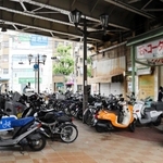 歩道の大半を占拠する自転車やバイク＝神戸市中央区元町高架通