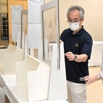 投票所を設営する市職員ら＝神戸市兵庫区下三条町