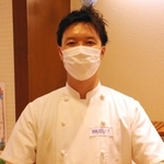 「守ろう！信号パン」を持つイスズベーカリーの井筒大輔代表取締役＝神戸市中央区北長狭通２、イスズベーカリー生田ロード店