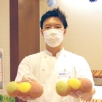 「守ろう！信号パン」を持つイスズベーカリーの井筒大輔代表取締役＝神戸市中央区北長狭通２、イスズベーカリー生田ロード店