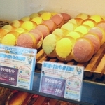 パンのプライスカードは生田署員が作成した＝神戸市中央区北長狭通２、イスズベーカリー生田ロード店