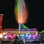 空高く上がった水柱と光で演出されたステージ＝メリケンパーク（撮影・坂井萌香）