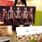 申請窓口ではヴィッセルの選手の勇姿をデザインしたマスクケースをプレゼント＝神戸市役所