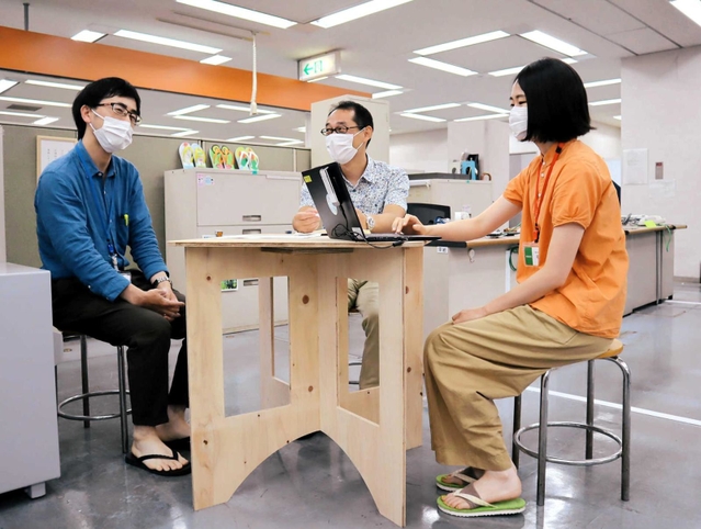 「ビーチサンダルの日」に合わせ、ＰＲのためビーサンを履いて業務に当たる区役所職員＝長田区役所