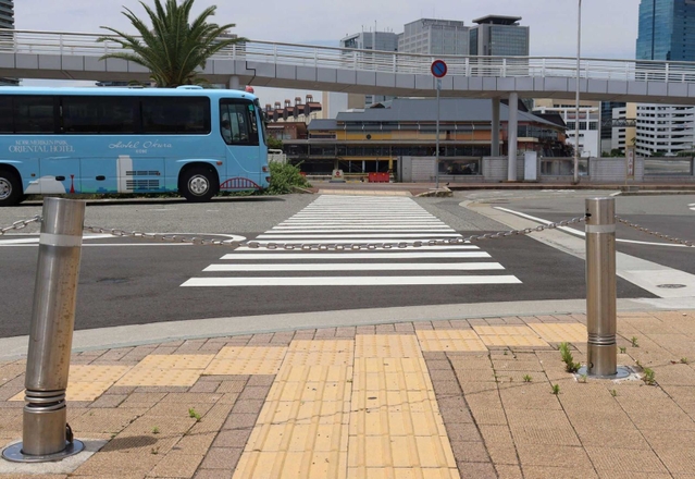 点字ブロックの上に張られていた鎖＝神戸市中央区波止場町５