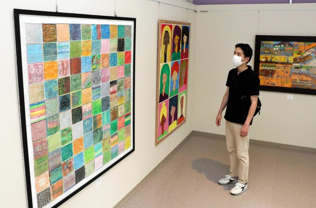 色鮮やかな大小の絵画が並ぶ会場＝神戸市灘区原田通３