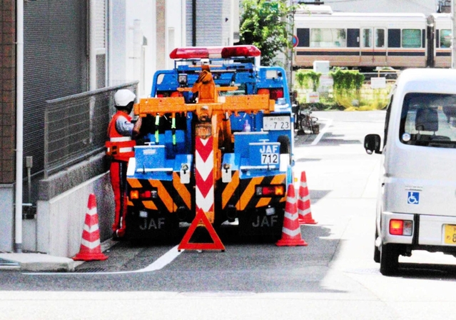 現場では他車の迷惑にならないよう、道路脇ぎりぎりに駐車＝神戸市灘区