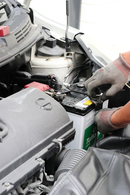 電気がショートしないように気を配りながらバッテリー交換をしていく＝神戸市須磨区