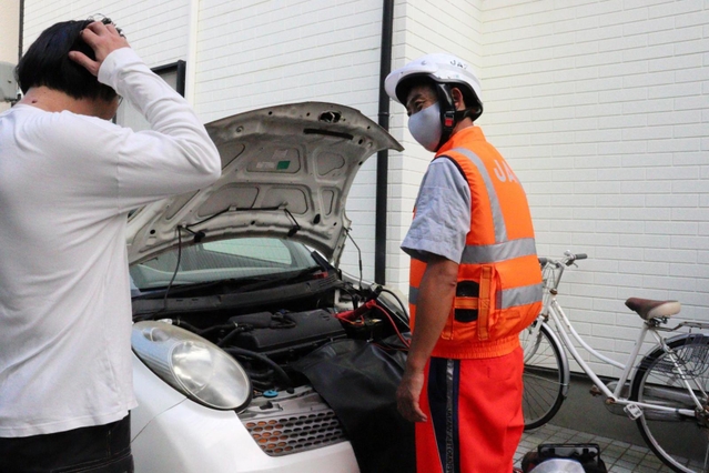 コミュニケーション力は不可欠。バッテリーの最終交換時期や車に乗る頻度を聞く＝神戸市須磨区