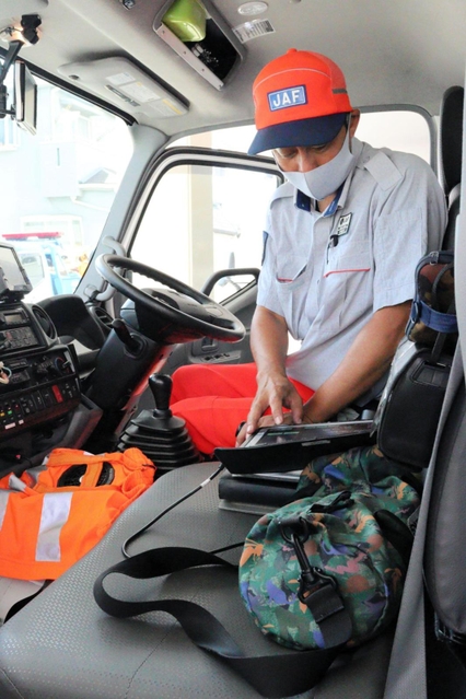 助手席にタブレット端末と弁当を置いて、いざ出動＝神戸市灘区