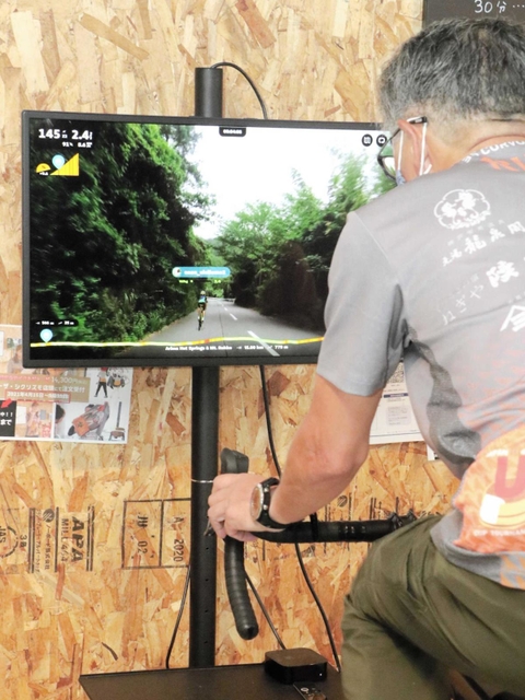 実際の六甲山のサイクリングコースを映像で楽しめるバーチャルサイクリング。「行ったきり、帰ってこなくていい」のが利点なのだとか＝神戸市北区有馬町、カーザ・シクリズモ