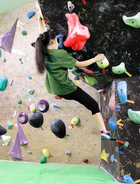 軽やかに登る中学生クライマー＝神戸市長田区菅原通７、ワゴムクライミングジム
