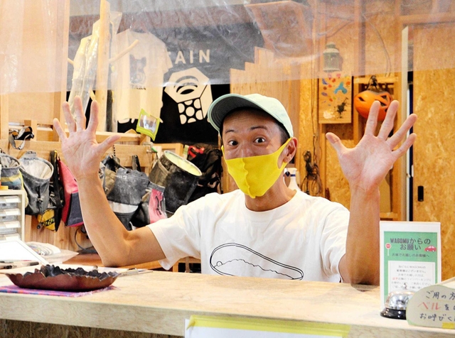 元気いっぱいの宮本昇店長が迎えてくれる＝神戸市長田区菅原通７、ワゴムクライミングジム