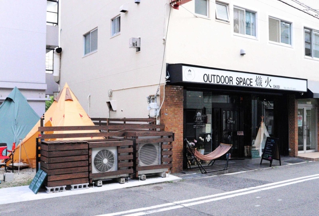 店の外観。左手にある黄色いテントが目印。天気が良い日はテント内で飲食も可能＝神戸市灘区城内通４