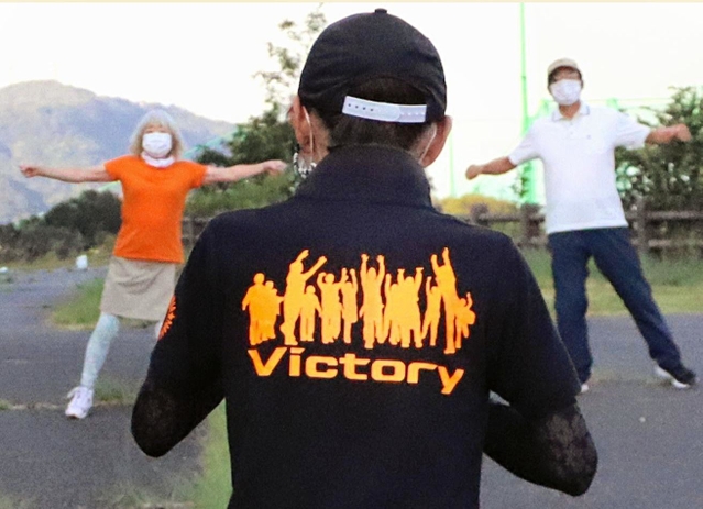 制作したＴシャツの背中には「Ｖｉｃｔｏｒｙ」の文字が書かれている＝神戸市須磨区横尾４