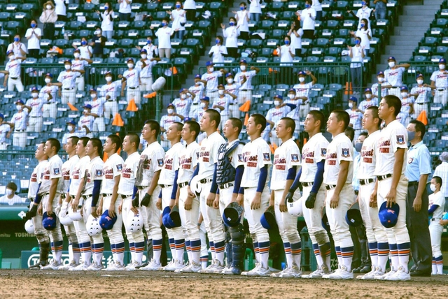 長崎商にサヨナラ勝ちし、８強入りを決めた神戸国際大付の選手たち＝甲子園球場（撮影・鈴木雅之）