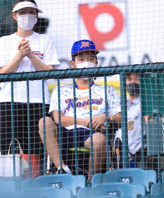 スタンドで試合の行方を見守る岡木優之介外野手＝甲子園球場（撮影・鈴木雅之）