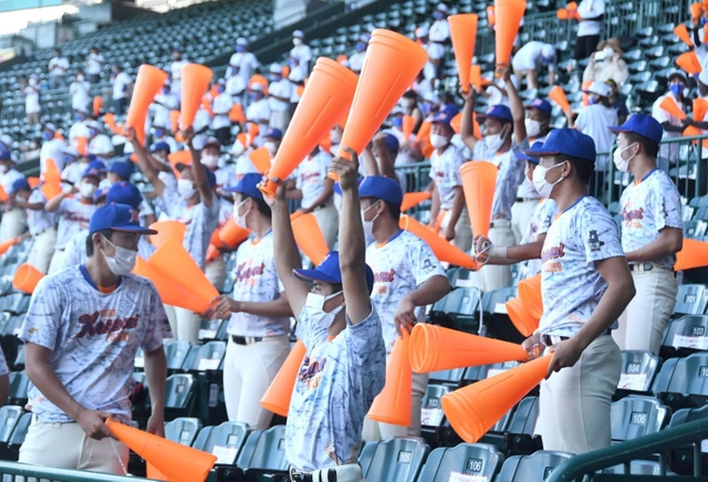 逆転サヨナラ勝ちの瞬間、メガホンを突き上げて喜ぶ応援団＝甲子園球場
