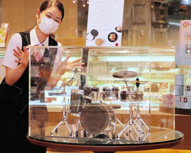 ゴーフル缶を使って作られたドラムセットの模型＝神戸市中央区元町通３