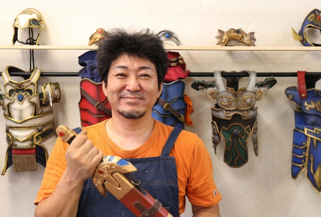「ドラゴンクエスト」など犬のコスプレ衣装を制作する岡忠生さん＝神戸市須磨区