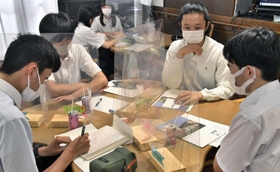 高校生の立場でできる震災支援活動の方法を考える生徒たち＝神戸市中央区生田町１