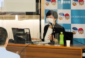 百貨店で店員の接客教育を担当している太田陽子さんが講師を務めた生田署の署員研修＝生田署