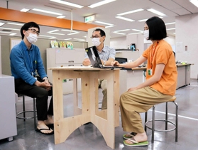 「ビーチサンダルの日」に合わせ、ＰＲのためビーサンを履いて業務に当たる区役所職員＝長田区役所