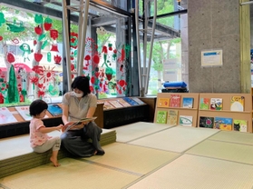 広々とした図書コーナーで絵本を読む親子＝神戸市兵庫区新開地５