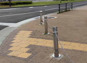 点字ブロックの上に張られていた鎖＝神戸市中央区波止場町５