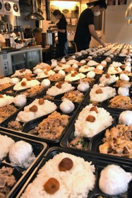 神戸国際大付などに届ける弁当を用意するスタッフ＝神戸市中央区加納町３、焼き肉店「はまだ」