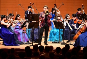 世界的トロンボーン奏者の玉木優さん（中央）と共演するスーパーストリングスコーベのメンバー＝神戸新聞松方ホール（撮影・中西幸大）