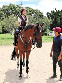アドバイスを受ける小学生。馬に乗ると自然と笑顔になる＝神戸市西区櫨谷町寺谷、エルミオーレ神戸