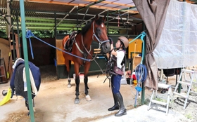 慣れてくると、馬具の着脱も自分で行う＝神戸市西区櫨谷町寺谷、エルミオーレ神戸