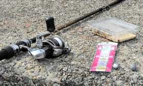 釣りざお、仕掛け、重り、えさの「貸しざおセット」。タオルやハサミを持参すると便利だ＝神戸市垂水区平磯１、平磯海づり公園