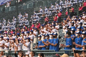 初戦を突破し、歓喜に沸くスタンド＝甲子園球場