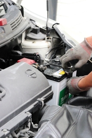 電気がショートしないように気を配りながらバッテリー交換をしていく＝神戸市須磨区