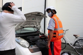 コミュニケーション力は不可欠。バッテリーの最終交換時期や車に乗る頻度を聞く＝神戸市須磨区